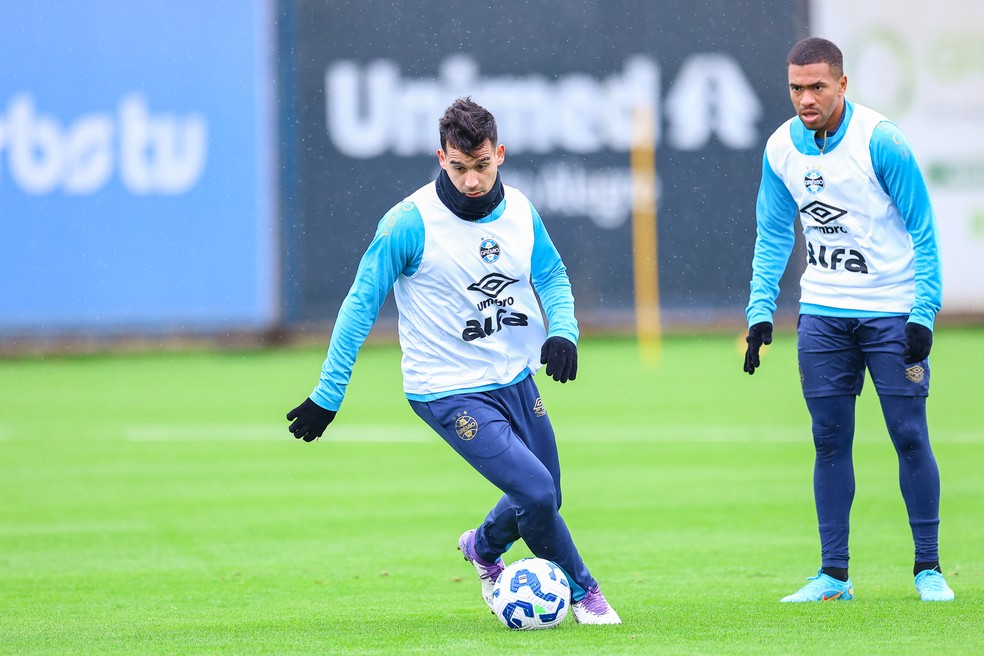 Cristaldo e Lucas Esteves em treino do Grêmio — Foto: Angelo Pieretti/Grêmio