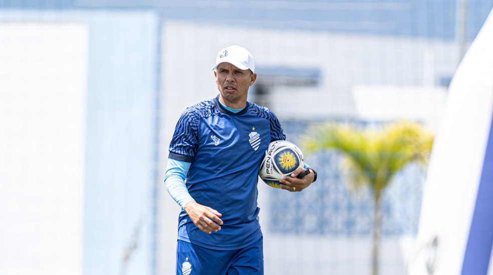 Higo Magalhães comanda treino do CSA — Foto: Allan Max/CSA