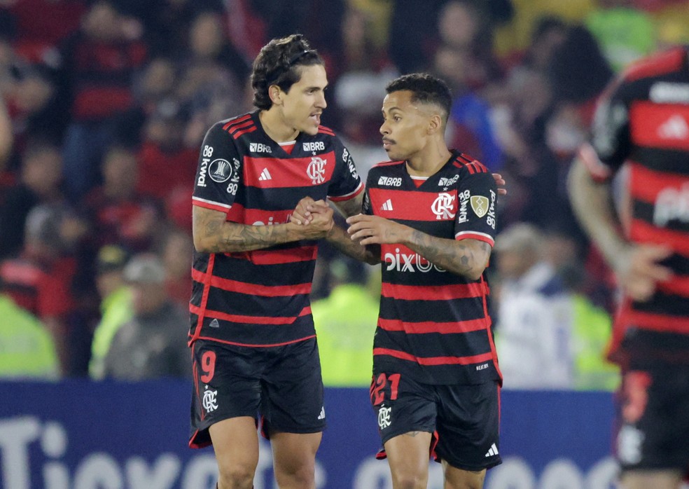 Allan conversa com Pedro no empate do Flamengo — Foto: REUTERS/Luisa Gonzalez