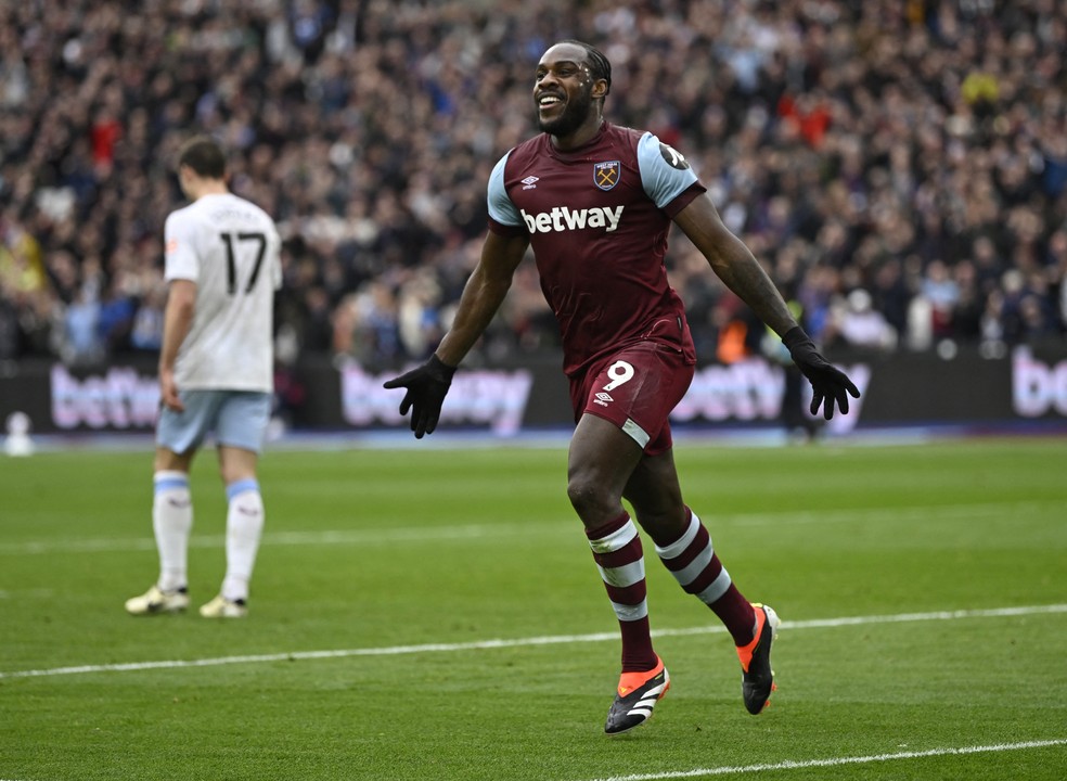 Michail Antonio abre o placar para o West Ham contra o Aston Villa — Foto: Reuters