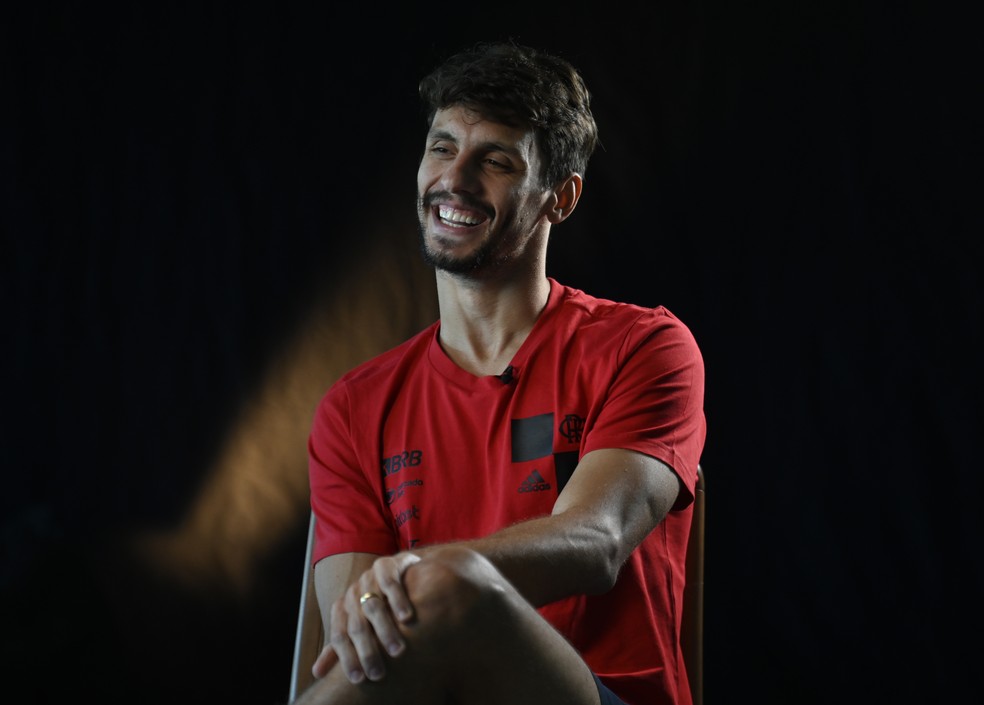 Rodrigo Caio, do Flamengo, em entrevista ao "Abre Aspas" — Foto: André Durão / ge