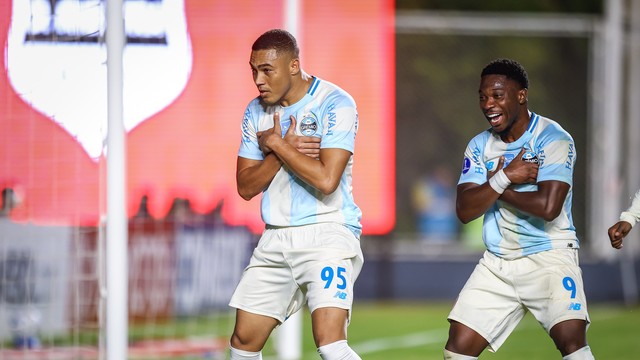 Carlos Vinicius e Amuzu fizeram os dois primeiros gols do Grêmio contra o Deportivo Riestra