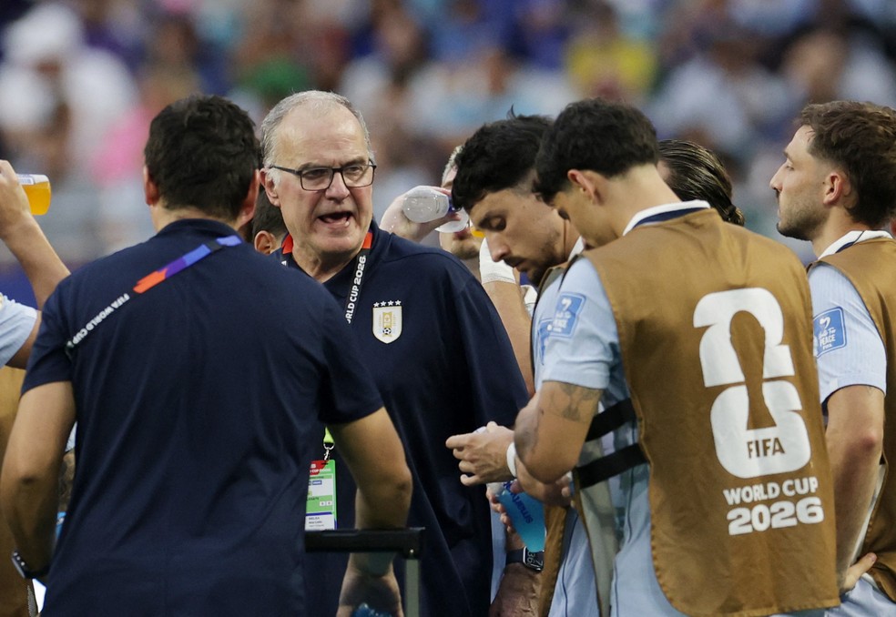 Marcelo Bielsa durante pausa para hidratação