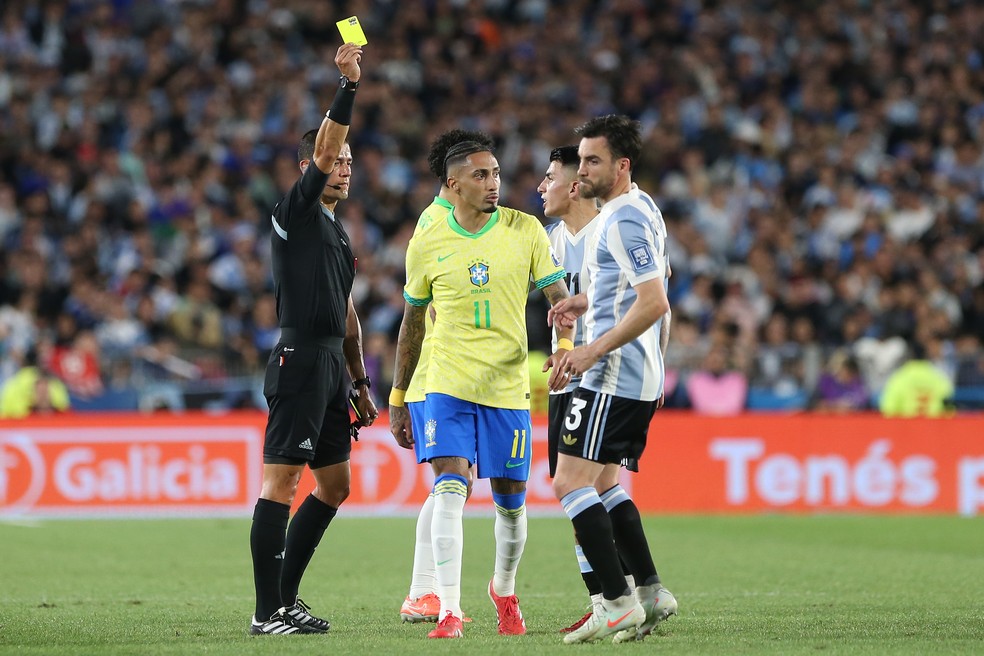 Tagliafico e Raphinha — Foto: Daniel Jayo/Getty Images