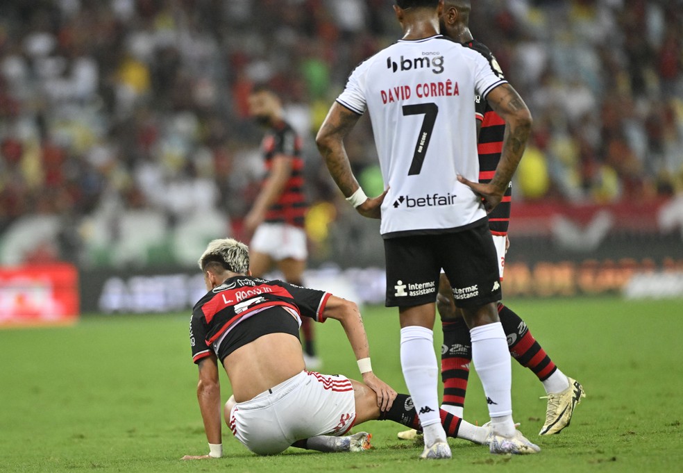 Luiz Arajo sente o joelho direito e deixa o campo em Flamengo x Vasco  Foto: Andr Duro