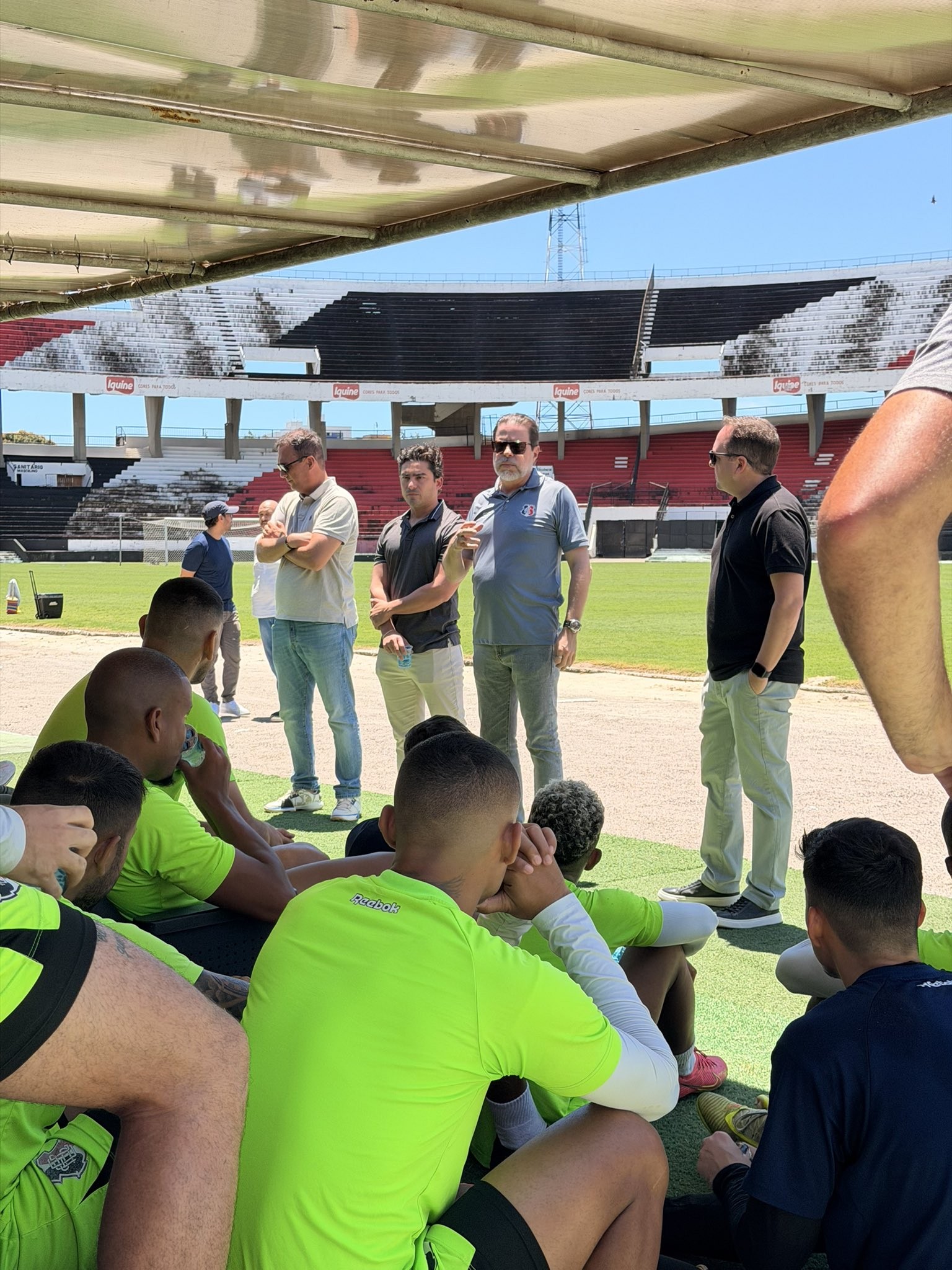 Elenco do Santa Cruz tem conversa com futuro investidor da SAF antes de jogo contra o Floresta