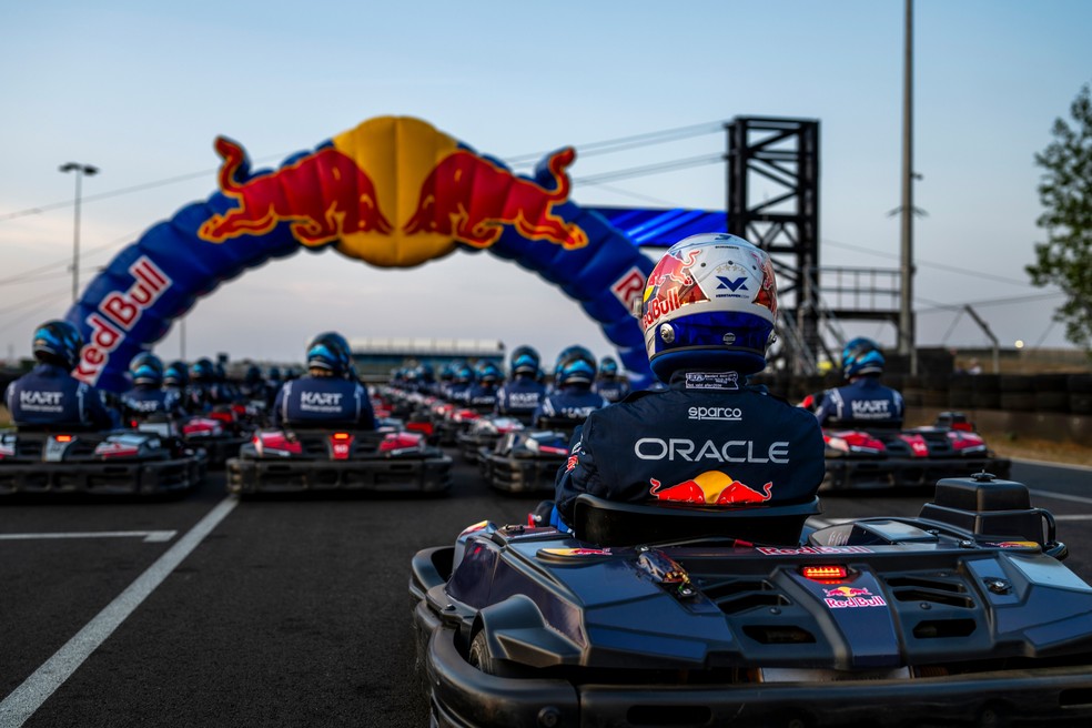 Max Verstappen enfrentou 100 pilotos de kart em desafio em Silverstone — Foto: Red Bull Content Pool