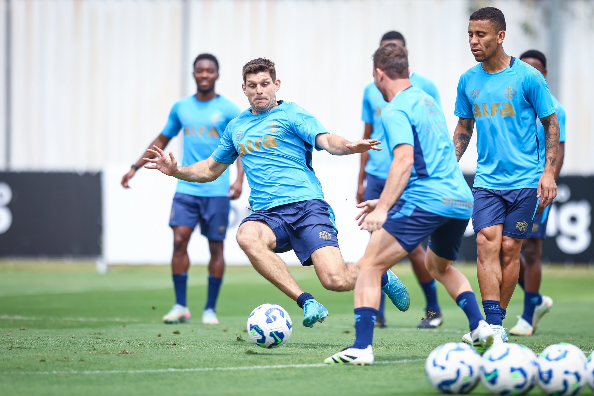 Retornos fortalecem escalação do Grêmio para enfrentar o Bragantino.