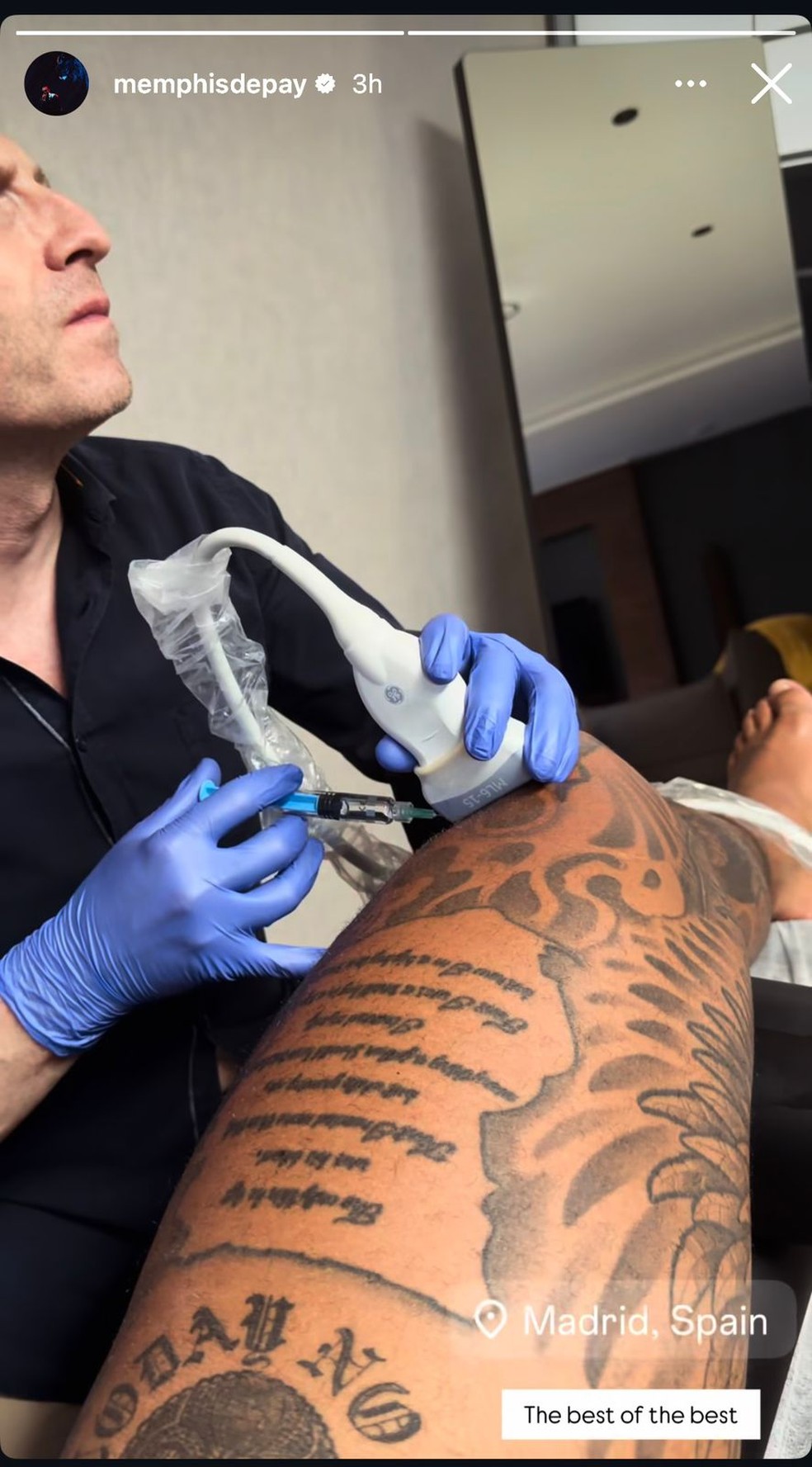 Memphis realiza tratamento no joelho esquerdo em Madri, na Espanha — Foto: Reprodução