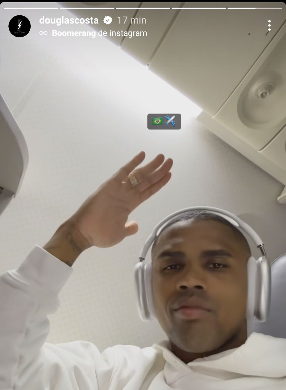 Douglas Costa a caminho do Brasil — Foto: Reprodução