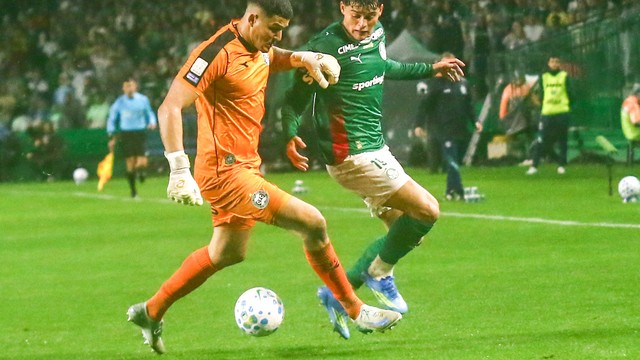 Pedro Rangel em lance contra Sosa no Coritiba x Palmeiras