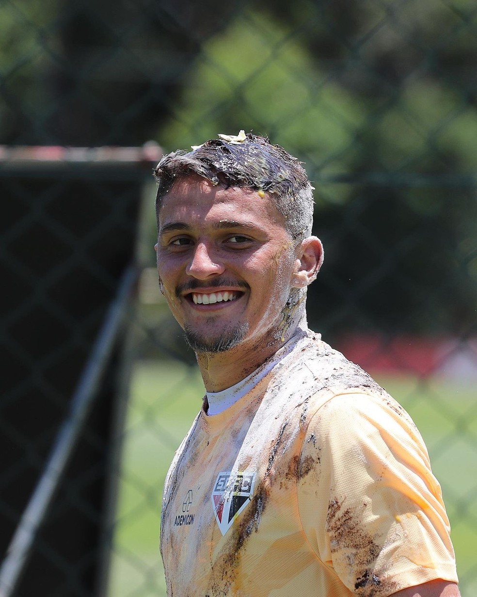 Pablo Maia leva ovada em treino do São Paulo — Foto: Rubens Chiri/saopaulofc.net