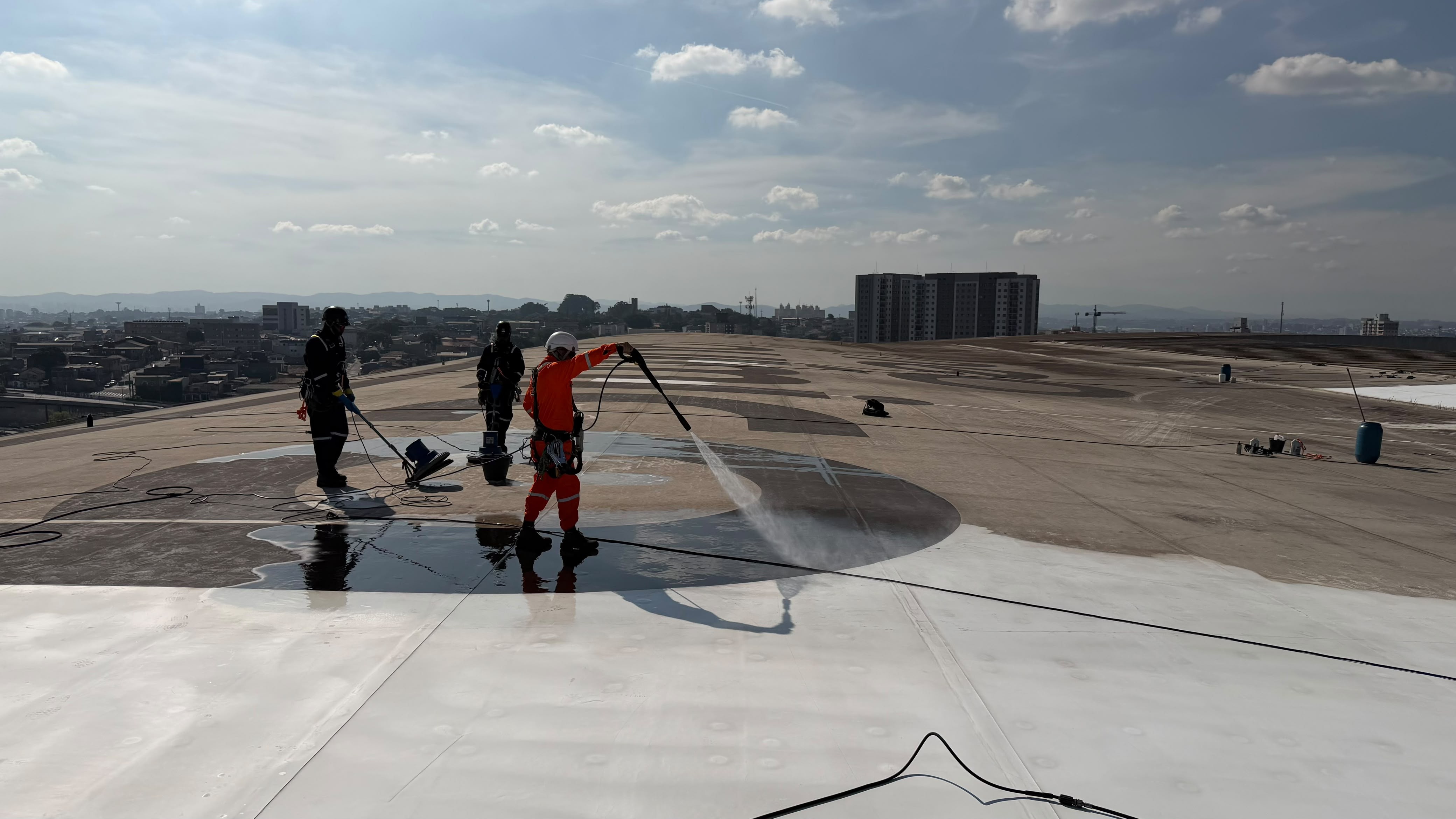 Corinthians divulga novas imagens da limpeza da cobertura da Neo Química Arena; veja fotos