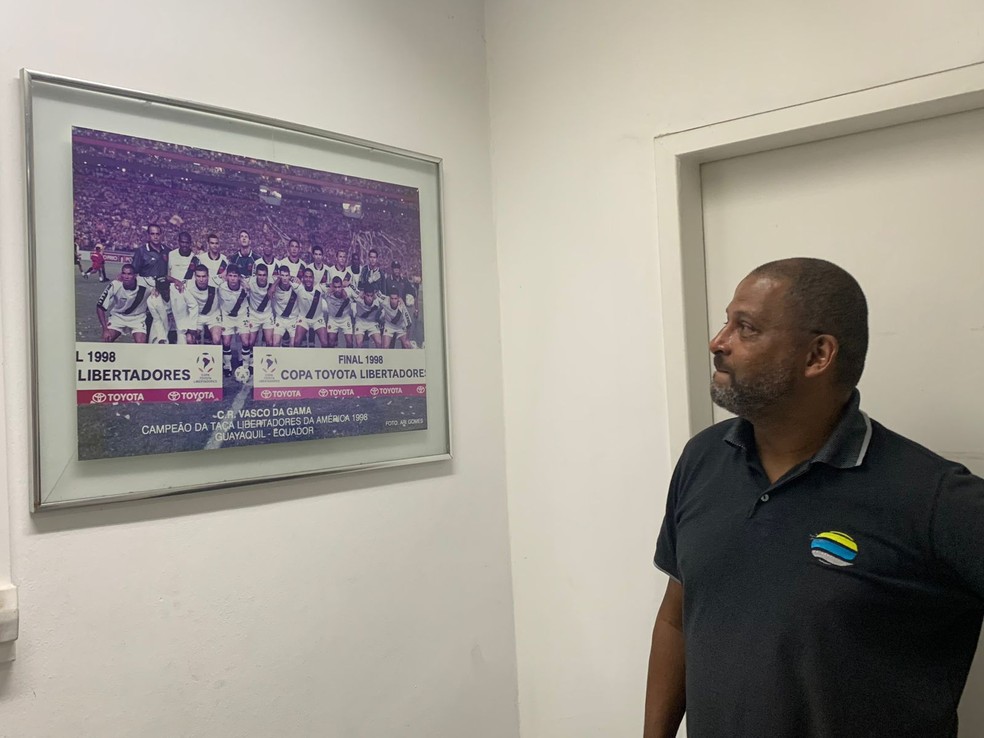 Nelson se emociona ao ver quadro com conquista da Libertadores de 98 no Vasco — Foto: Tébaro Schmidt 