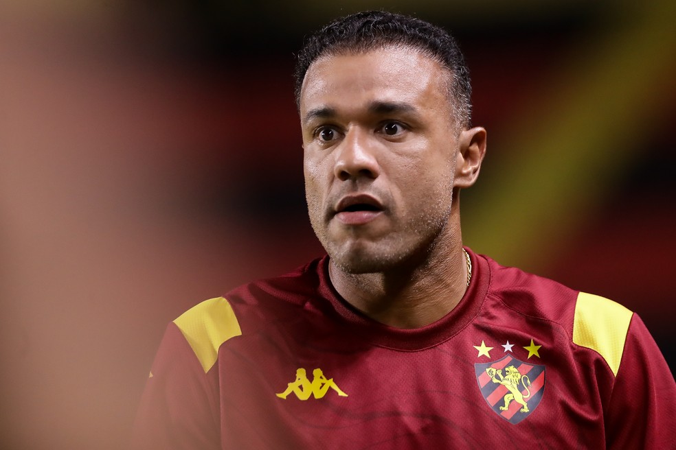 Roger Silva, técnico do Sport, durante eliminação para o Athletic na Ilha do Retiro. — Foto: Rafael Vieira/AGIF