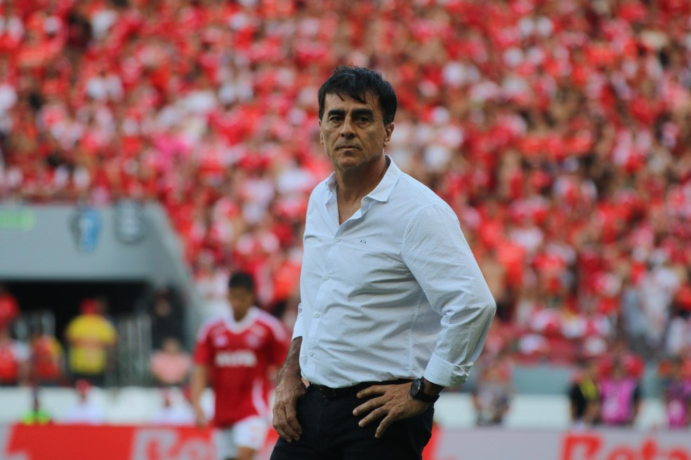 Gustavo Quinteros, técnico do Grêmio, no Gre-Nal — Foto: Gabriel Girardon