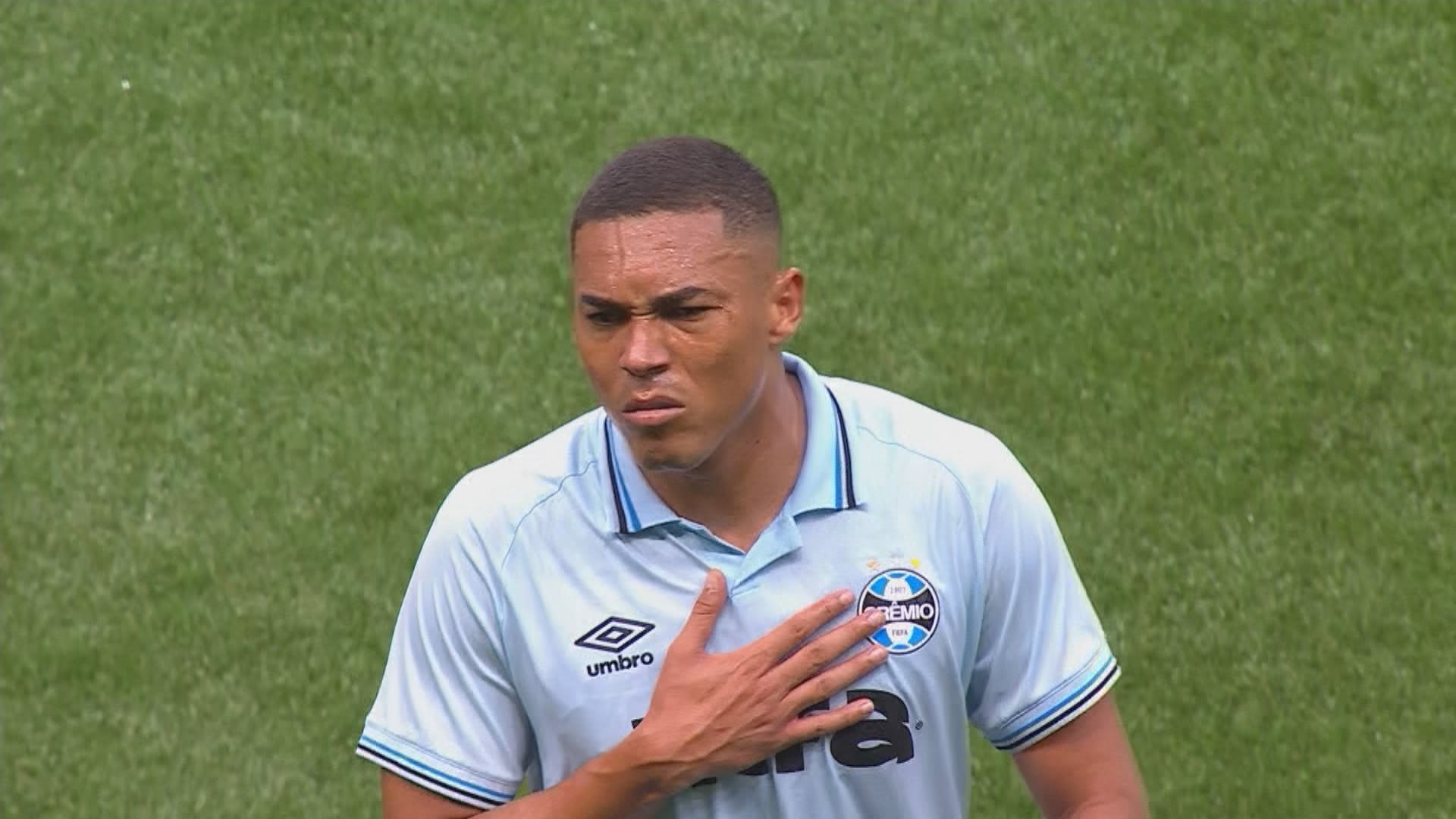 Expulsão de Carlos Vinícius por cotovelada marca jogo entre Atlético-MG e Grêmio.