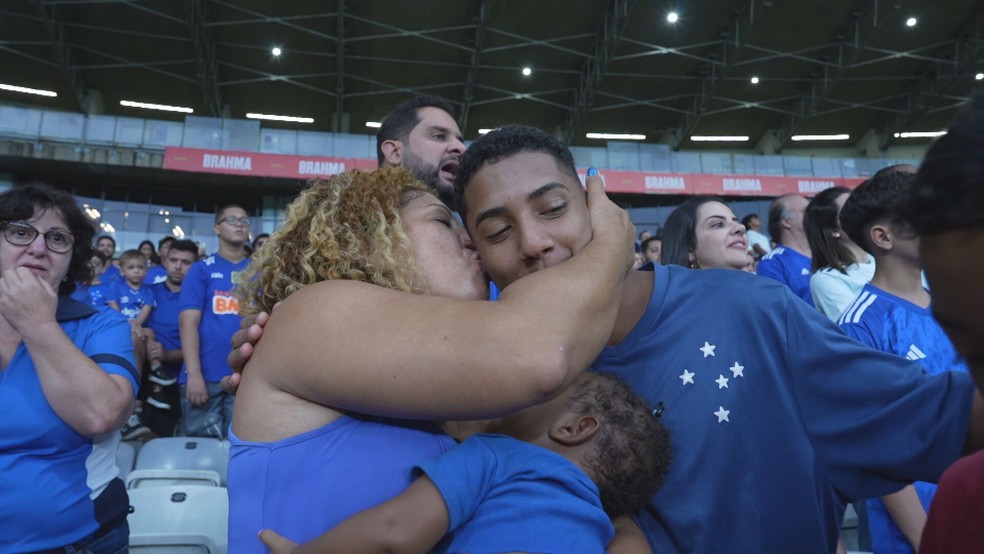 Marcilena, o filho Matheus e a neta Sofia no Mineirão acompanhando o Cruzeiro — Foto: TV Globo