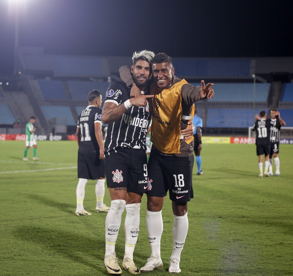 Paulinho, na reserva, comemora gol com Yuri Alberto — Foto: Rodrigo Coca / Ag.Corinthians