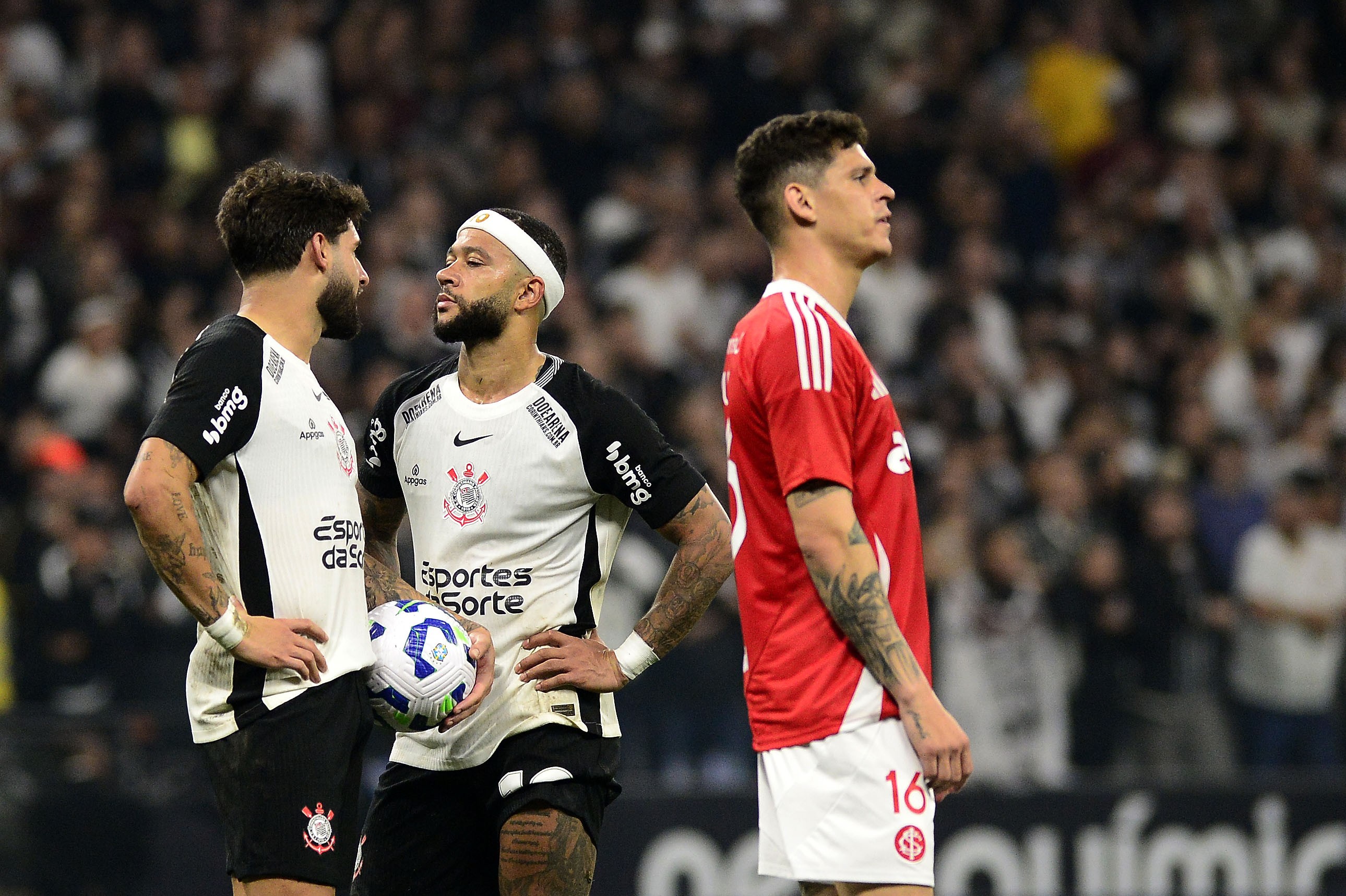 Corinthians enfrentará desfalques de Memphis e Yuri Alberto em partida pela temporada.