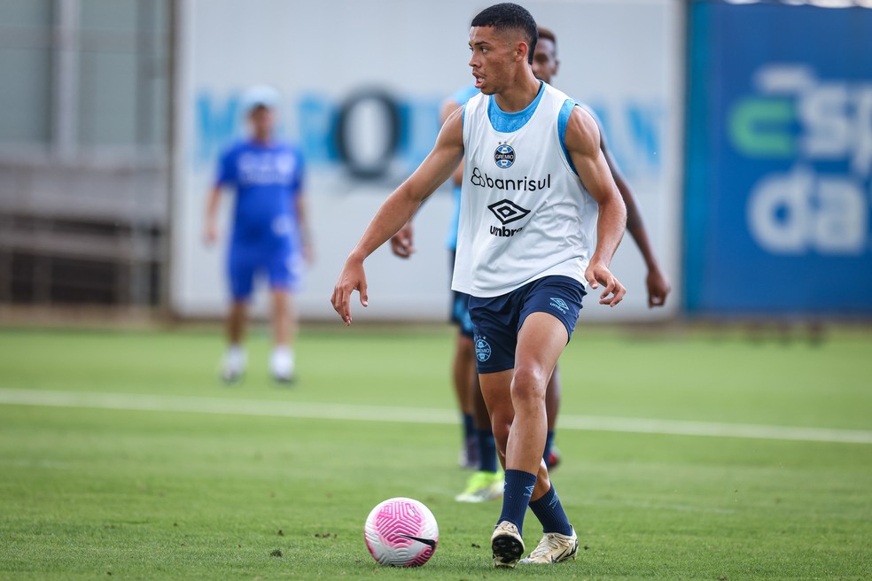 Alysson Edward, atacante do Grêmio, é o próximo a aparecer no time profissional — Foto: Lucas Uebel/Grêmio FBPA