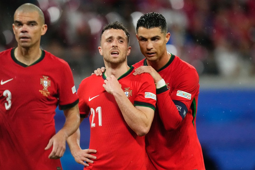Diogo Jota e Cristiano Ronaldo em ação pela Seleção de Portugal no ano passado — Foto: Getty Images
