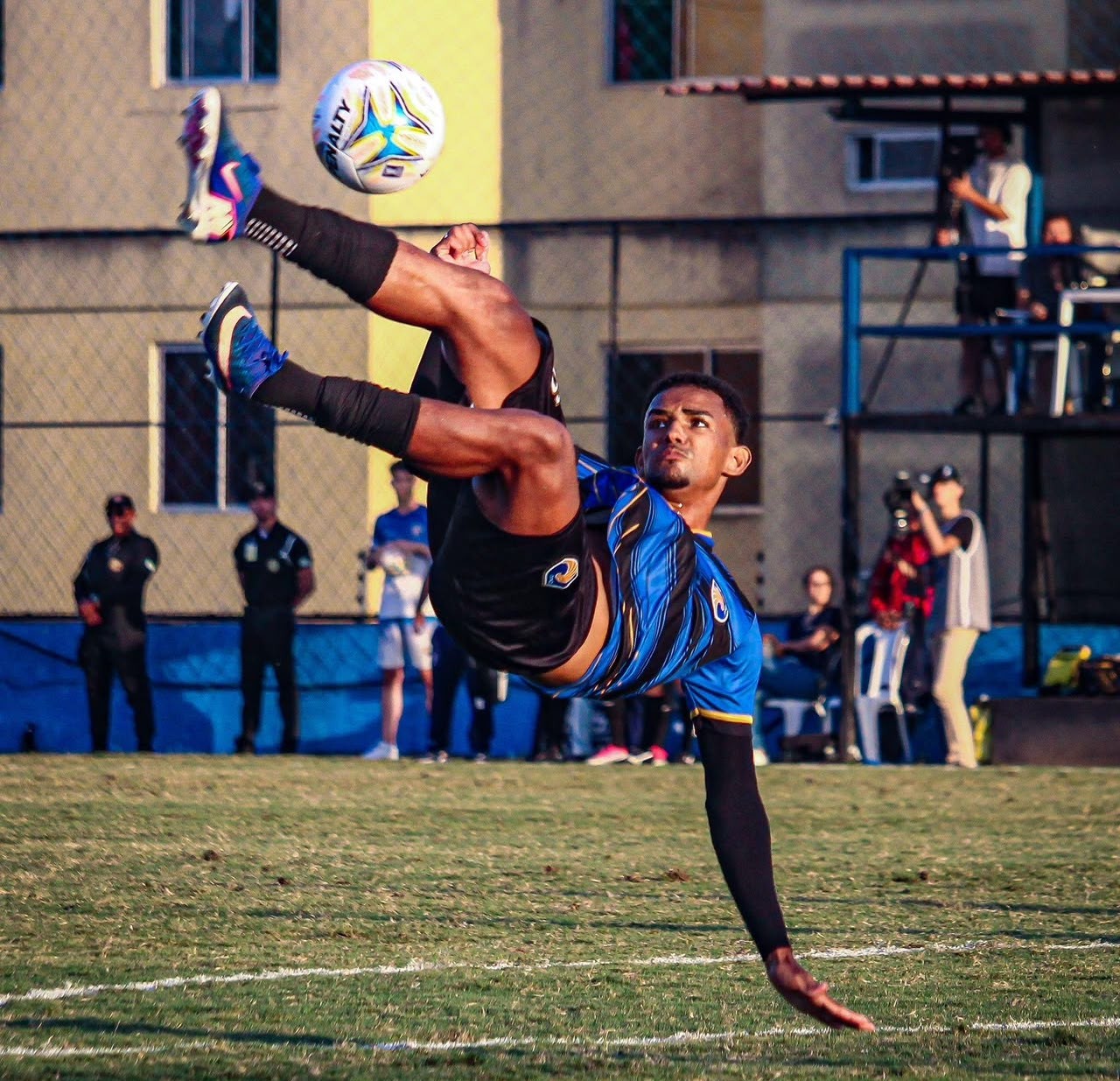 Artilheiro do QFC no sub-20 assina contrato profissional e sonha em dar uma vida melhor à mãe