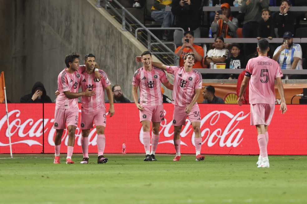 Suárez é abraçado por Segovia após um dos quatro gols do Inter Miami — Foto: IMAGN IMAGES via Reuters Connect