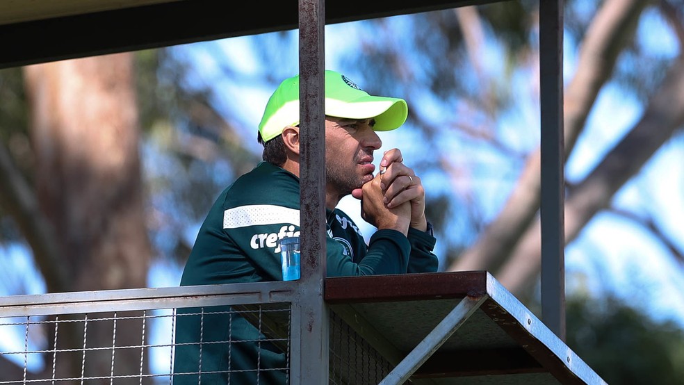 Abel Ferreira durante treino do Palmeiras na Academia de Futebol — Foto: Cesar Greco