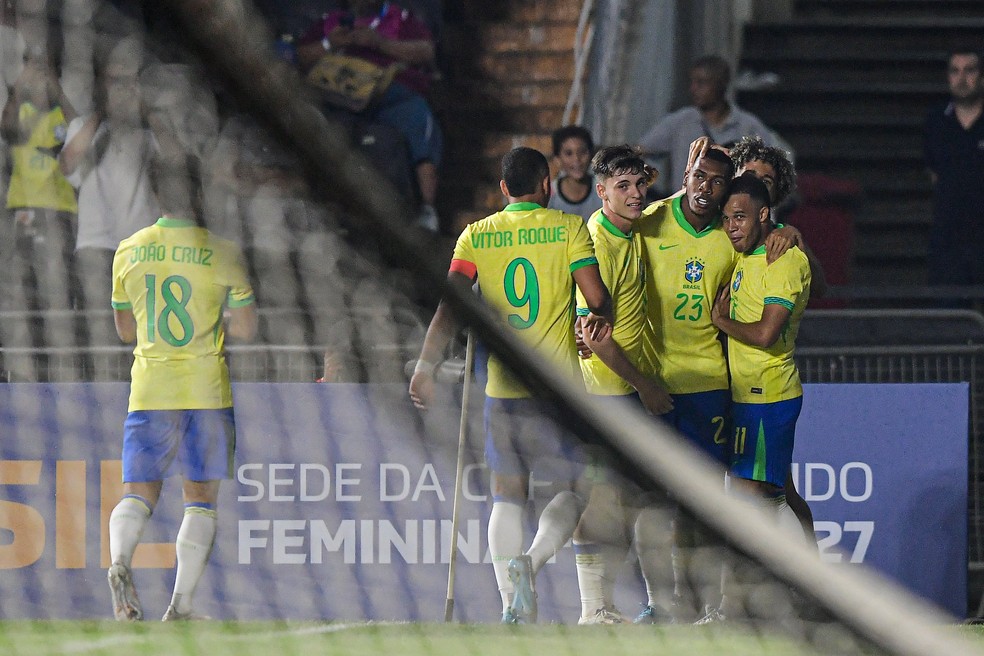 Rayan comemora gol com companheiros em Brasil x México — Foto: Staff Images / CBF