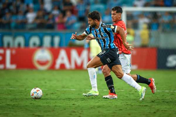 Carballo retorna aos treinos com o elenco gremista após longa ausência