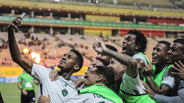 Dênis comemora gol na final contra o Parintins
