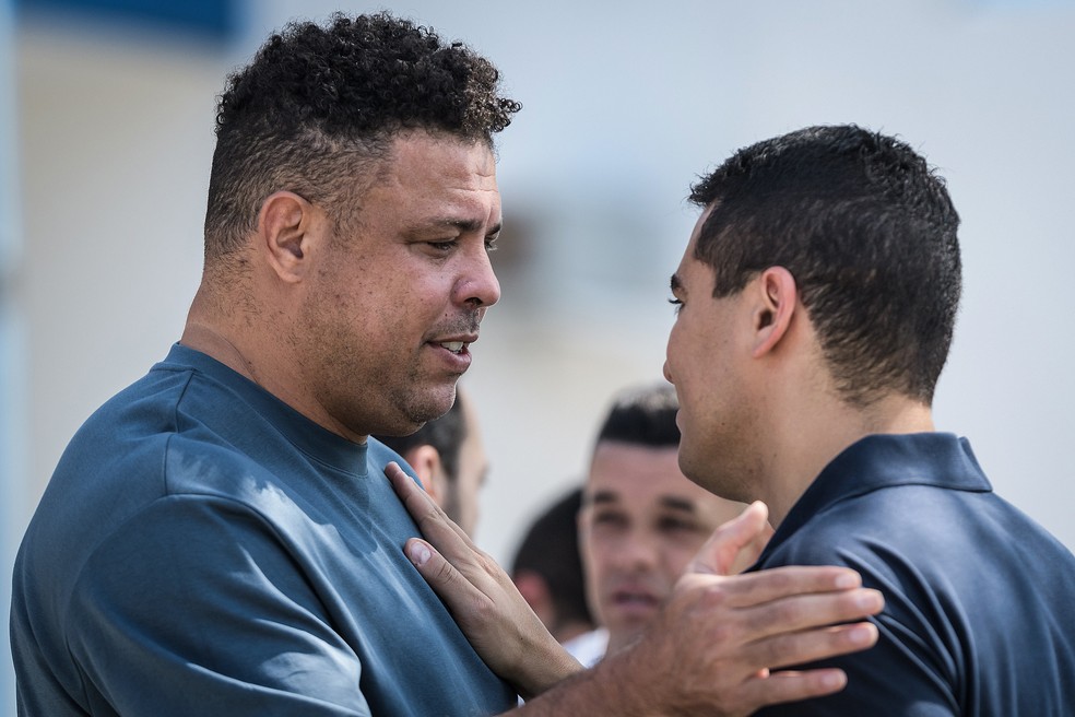 Gestor do Cruzeiro, Ronaldo conversa com Pedro Martins, diretor de futebol do clube — Foto: Gustavo Aleixo