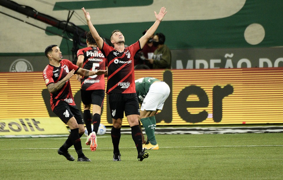 Bissoli comemora gol pelo Athletico contra o Palmeiras