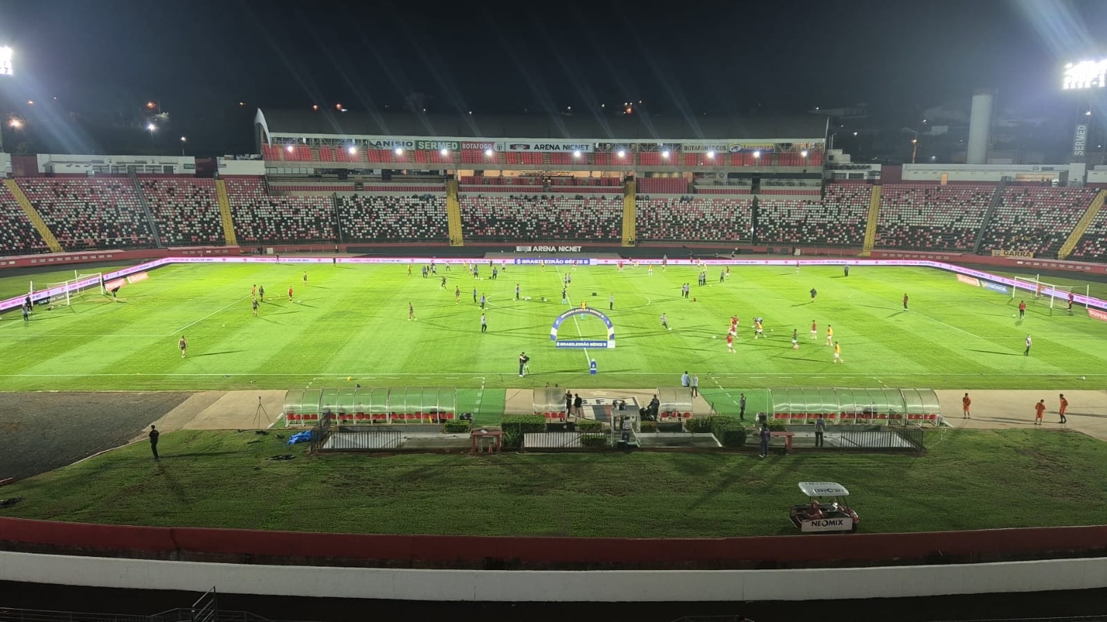 Estádio de Ribeirão Preto com torcedores na arquibancada durante jogo do Botafogo-SP