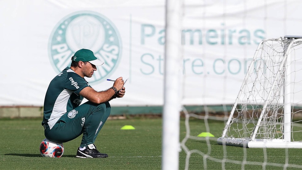 Abel Ferreira durante treino do Palmeiras na Academia de Futebol — Foto: Cesar Greco