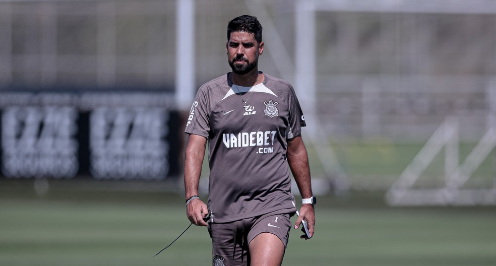 António Oliveira em treino do Corinthians — Foto: Rodrigo Coca/Agência Corinthians