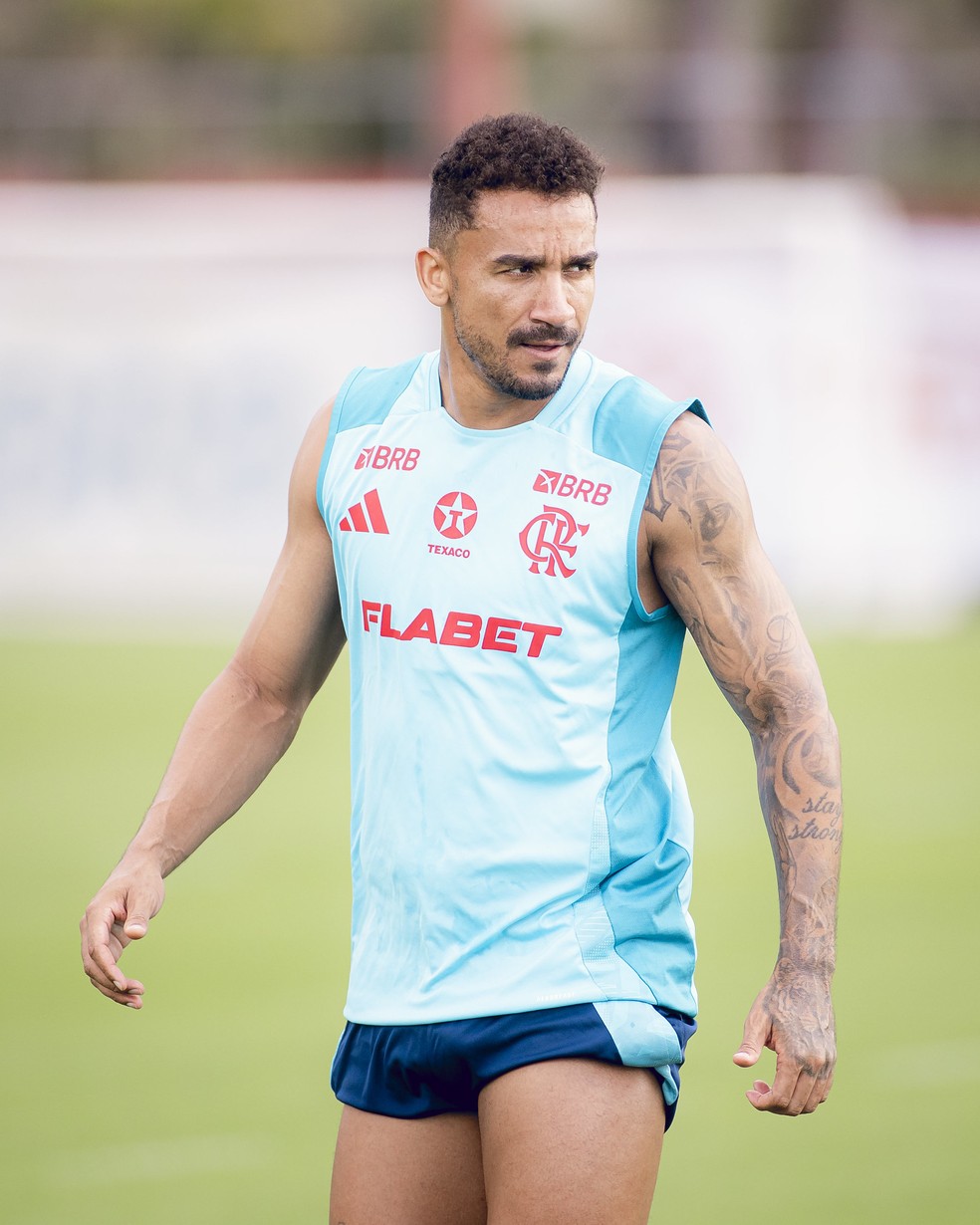Danilo faz trabalho individualizado no campo em treino do Flamengo  Foto: Adriano Fontes/Flamengo