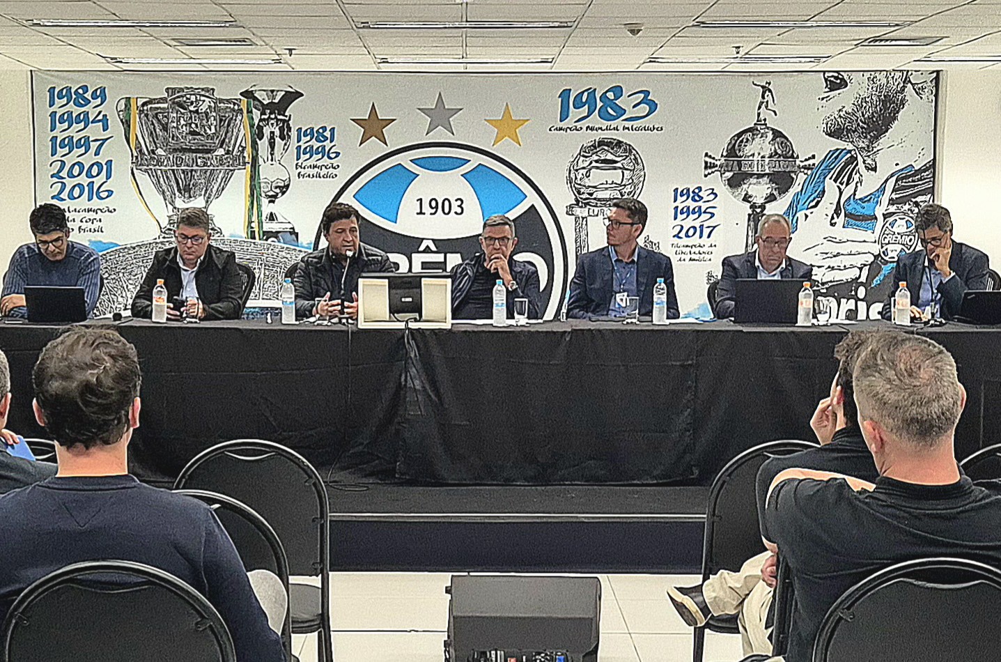 Reunião do Grêmio tem questionamentos sobre futebol e Arena