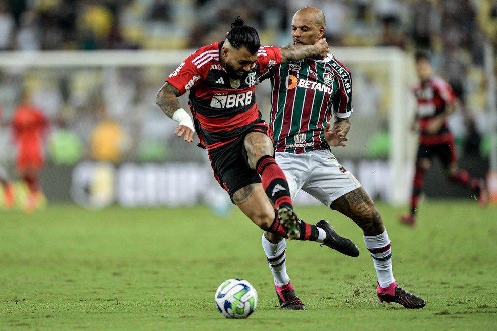 Felipe Melo &eacute; expulso por falta em Gabigol &mdash; Foto: Thiago Ribeiro/AGIF