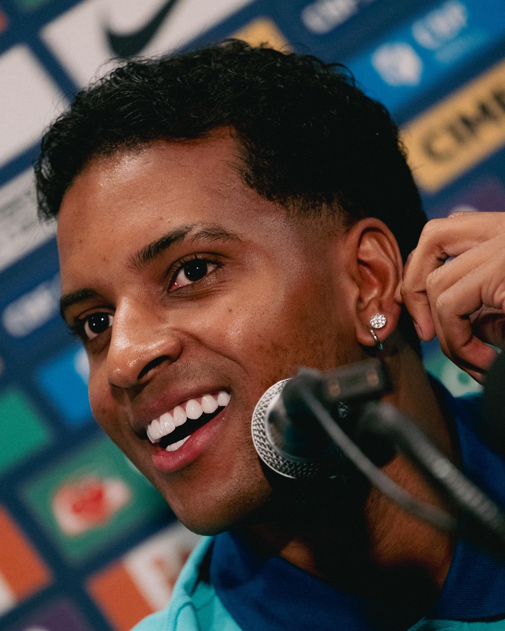 Rodrygo em entrevista coletiva pela Seleção em Seul — Foto: Leonardo Benhossi