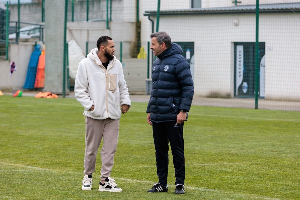 Juninho e o técnico Marco Alves em visita ao Chaves — Foto: Arquivo Pessoal