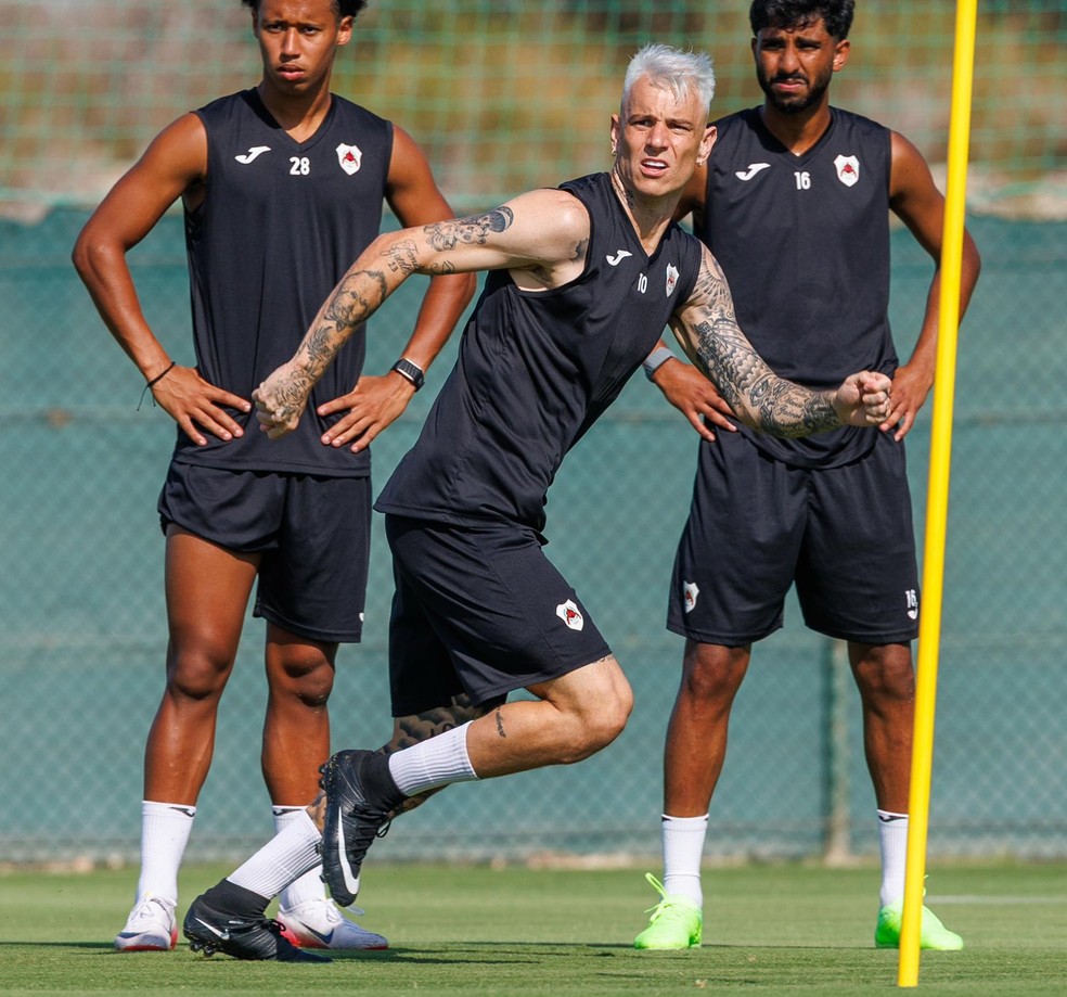 Róger Guedes em treino do Al Rayyan — Foto: Divulgação/Al Rayyan