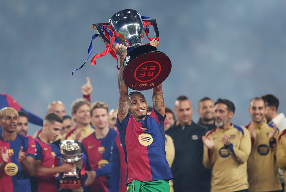 Raphinha levanta a taça de LaLiga — Foto: Judit Cartiel/Getty Images