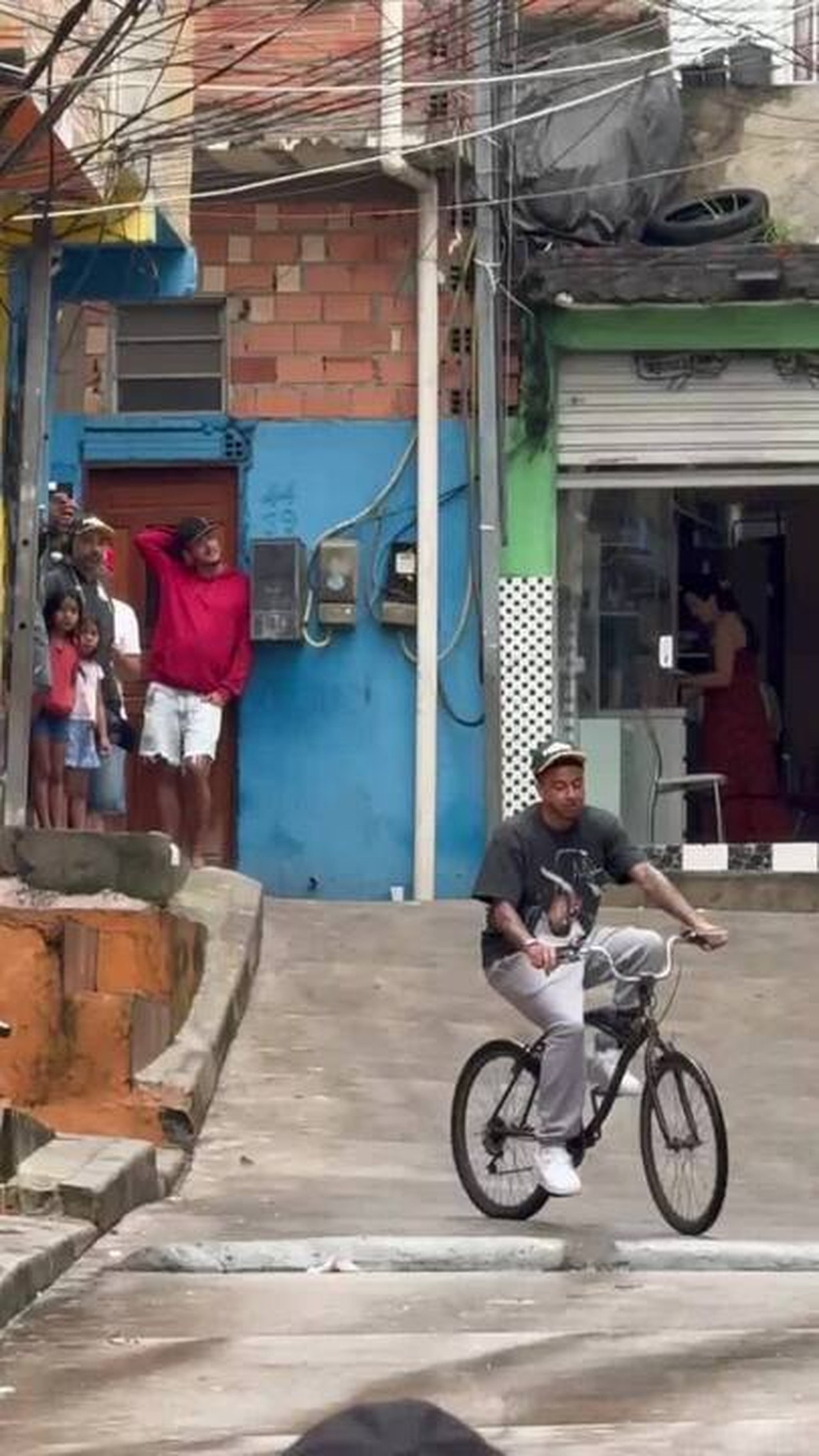 Jesse Lingard, novo reforço do Corinthians, visita comunidade e faz gravações em bicicleta