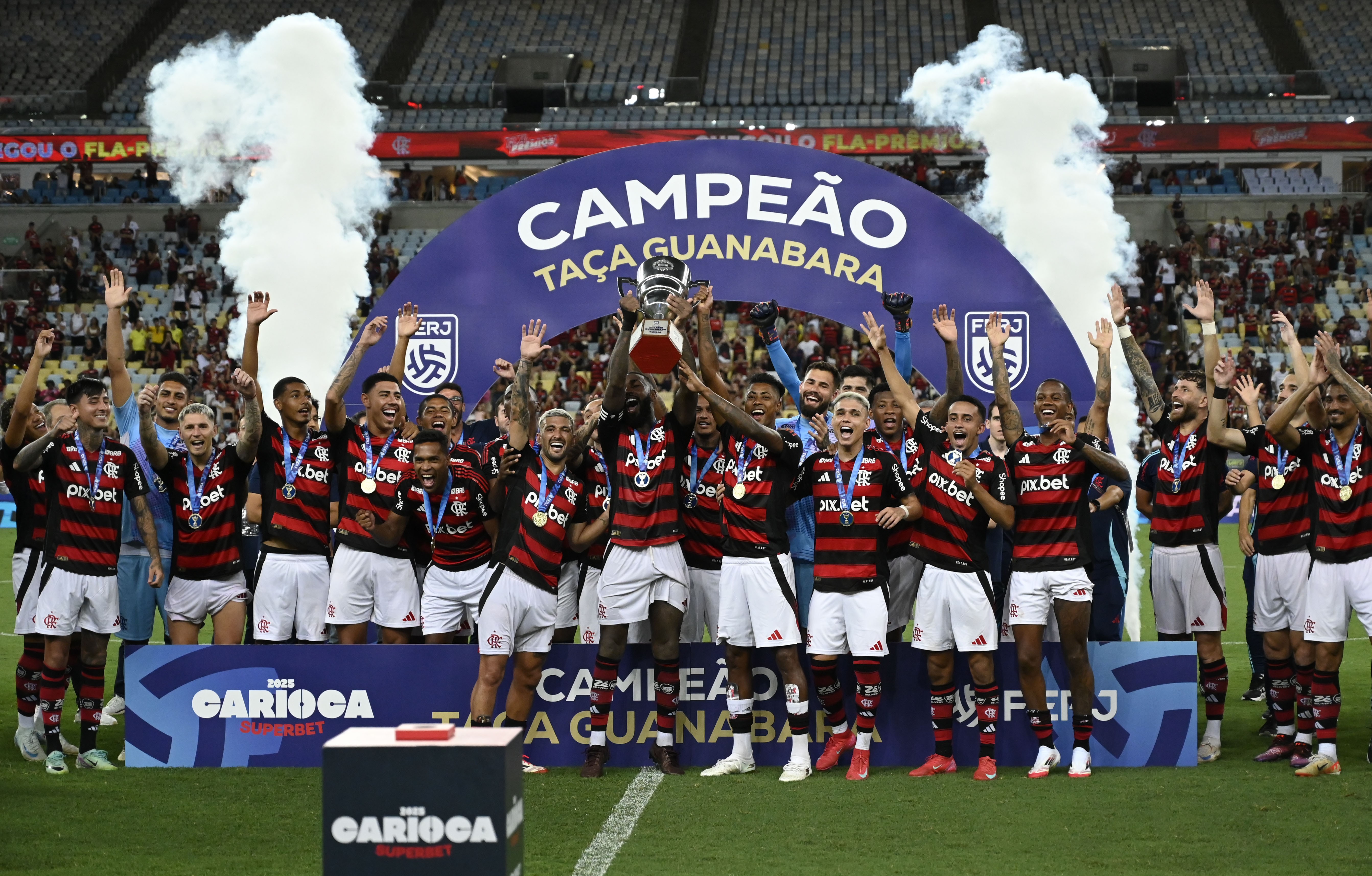 Flamengo sobra enquanto principais concorrentes patinam
