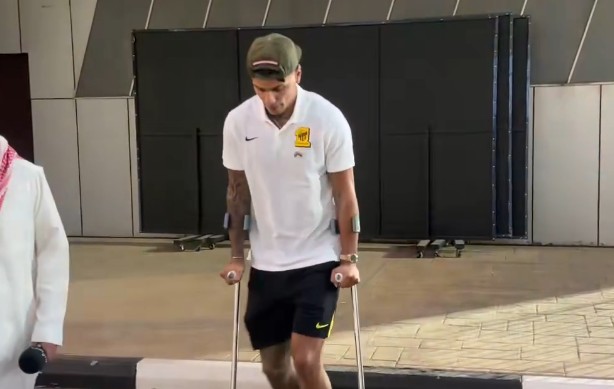 Entenda: Ríos, ex-Palmeiras, é "atropelado" por rival e deixa estádio de muletas