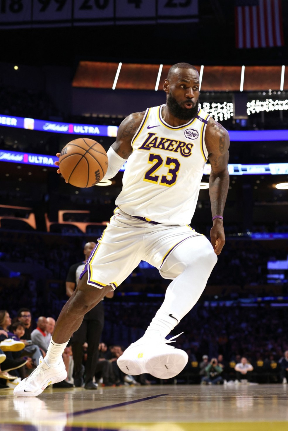 LeBron James em ação pelos Lakers — Foto: Reuters