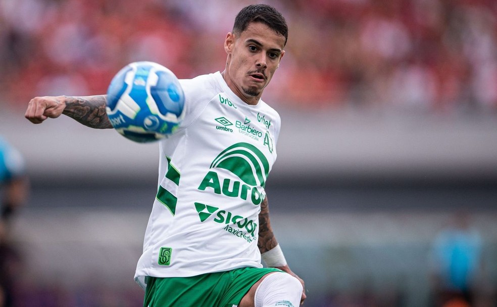 Zagueiro Lucas Freitas em ação com a camisa da Chapecoense — Foto: Divulgação/Chapecoense