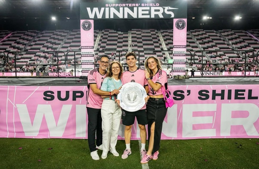 Leo Afonso ao lado da família após a conquista do Supporter's Shield com o Inter Miami — Foto: Arquivo Pessoal